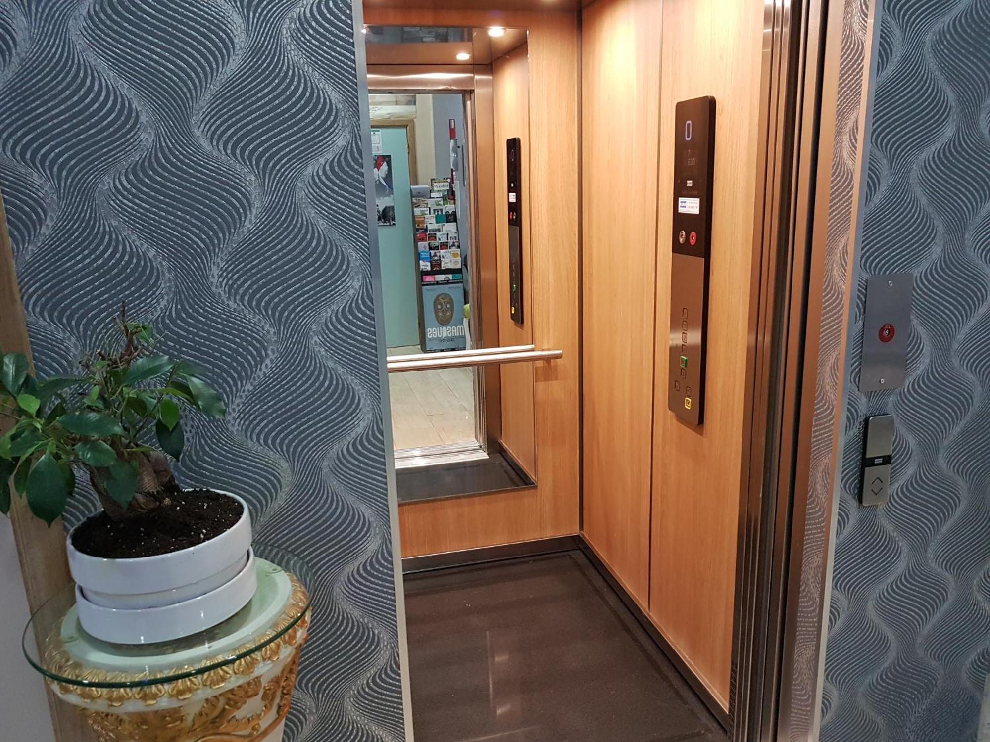 Hotel Meribel Saint-Josse-ten-Noode Екстериор снимка