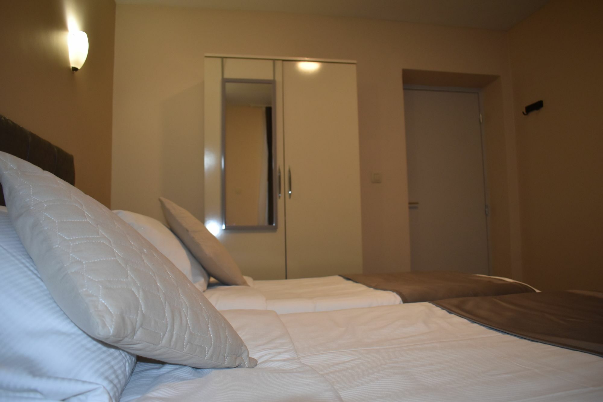 Hotel Meribel Saint-Josse-ten-Noode Екстериор снимка